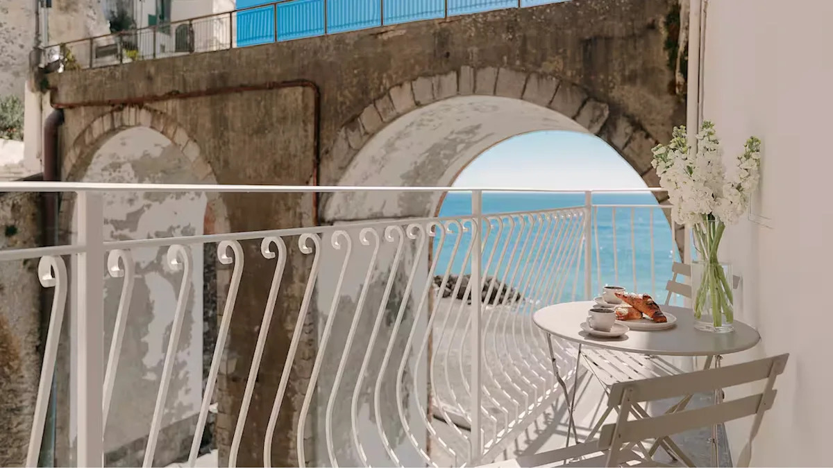 Este lujoso Airbnb en la ciudad más pequeña de Italia es el escape de sus sueños de la costa amalfi