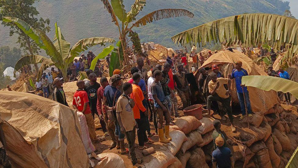 El Dr. Congo rescatante cava con manos desnudas para mineros atrapados