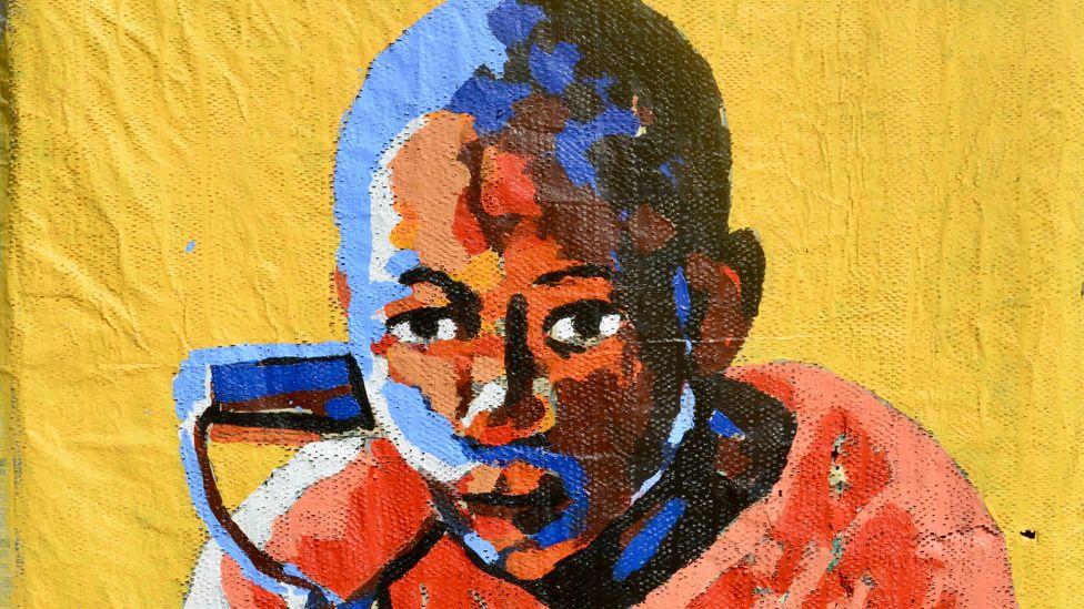 Artista explora el legado minero tóxico de las ‘montañas negras’ de Zambia