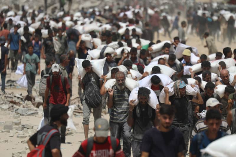 Alrededor de 100 camiones de ayuda ingresan a Gaza cuando Israel comienza ‘Pausa táctica’