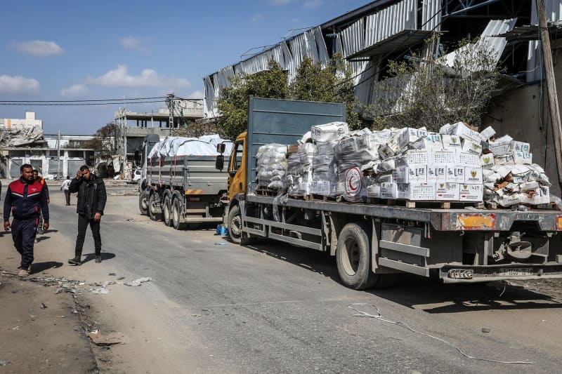 Alrededor de 100 camiones de ayuda ingresan a Gaza cuando Israel comienza ‘Pausa táctica’