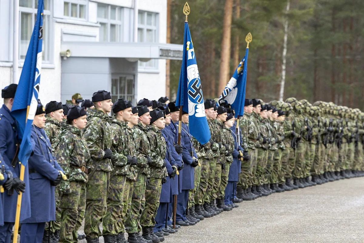 Swastikas en algunas banderas de la Fuerza Aérea de Finlandia para ser eliminadas