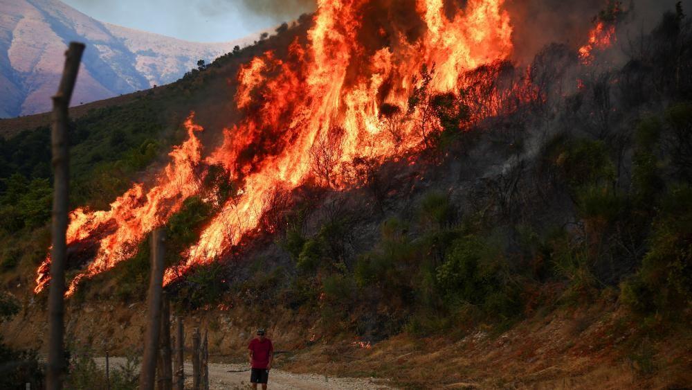 Los incendios silvestres se enfurecen en el sur de Europa a medida que las temperaturas son los 40 ° C