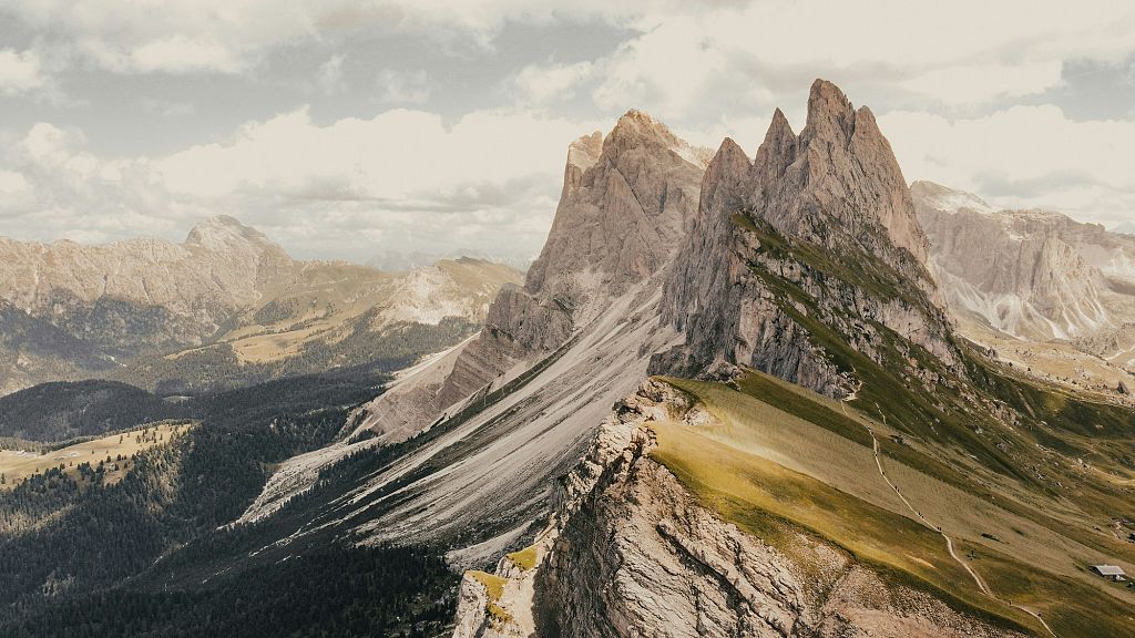 Los propietarios de tierras de dolomita piden a los turistas que pagan una tarifa en una ruta pintoresca después de que 8,000 visitantes lleguen un día
