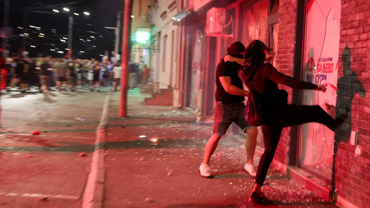 Las oficinas del partido gobernante de Serbia incendían en protestas