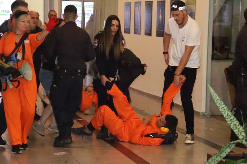 Likud Mk Eli Dalal es derribado durante la protesta anti-Gov’t Kfar Saba, cuatro arrestados