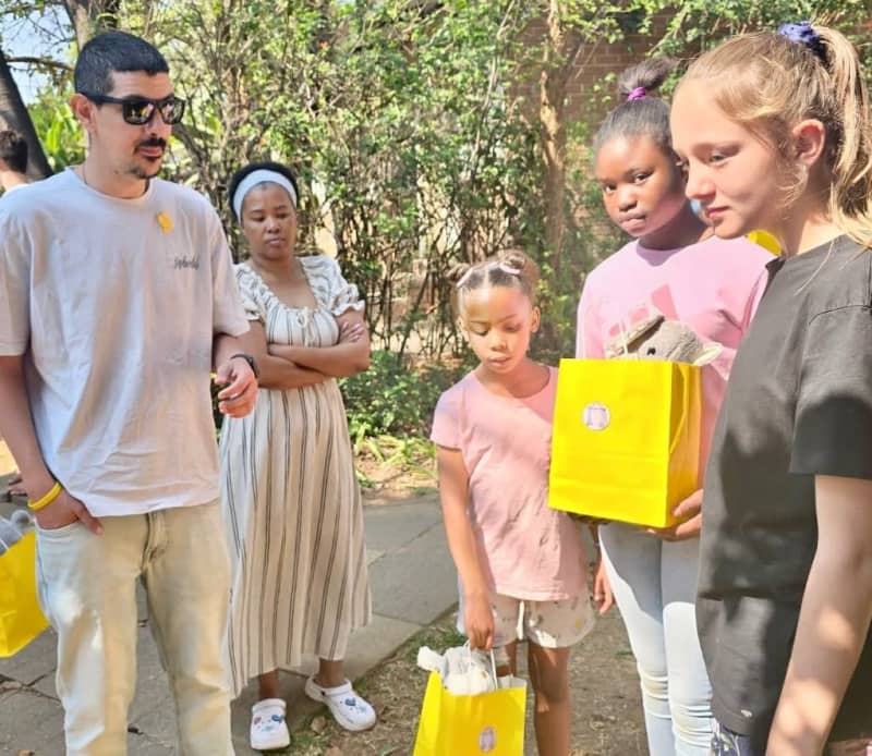 Ex-Hostage o Levy honra el legado de la esposa asesinada al reunirse con huérfanos en Sudáfrica