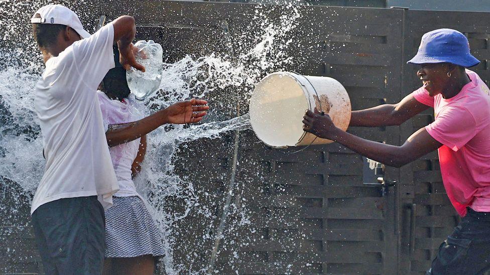 Peleas de agua y carneros ágiles: los mejores tiros de África