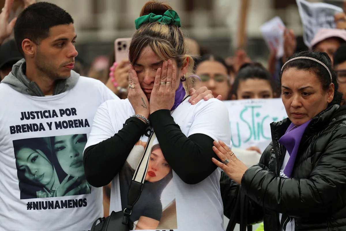 Miles de protesta por el asesinato en vivo de 2 mujeres, niña en Argentina
