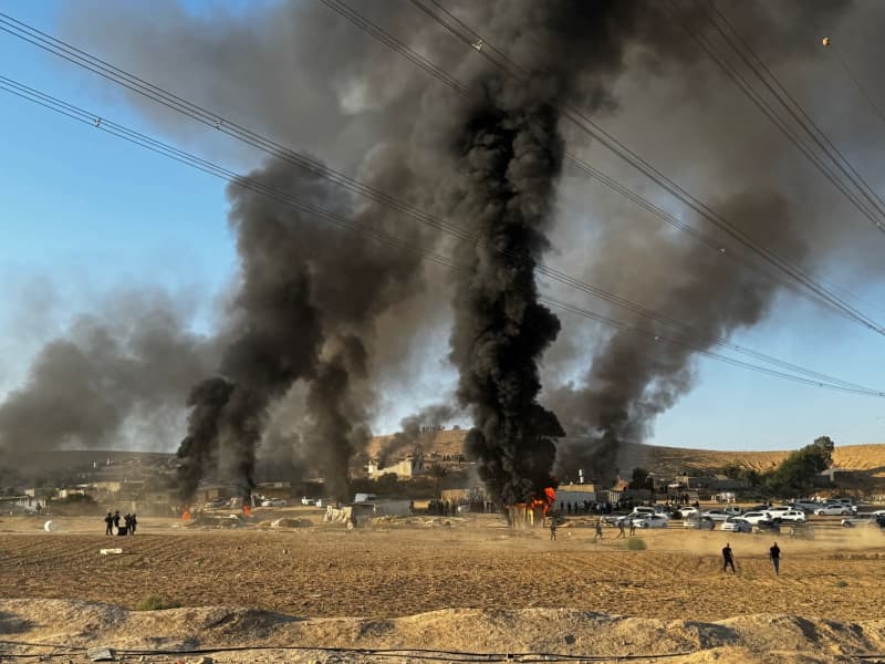 Los manifestantes de las casas de antorcha como se evacuaron el puesto de avanzada beduina