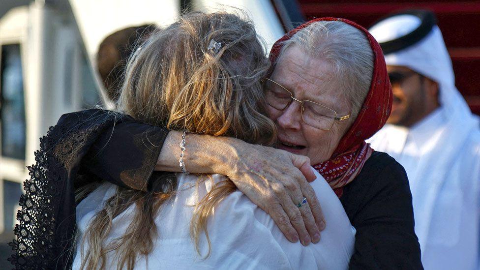 Pareja británica liberada por la hija de los talibanes abrazados como la familia expresa ‘inmenso alivio’