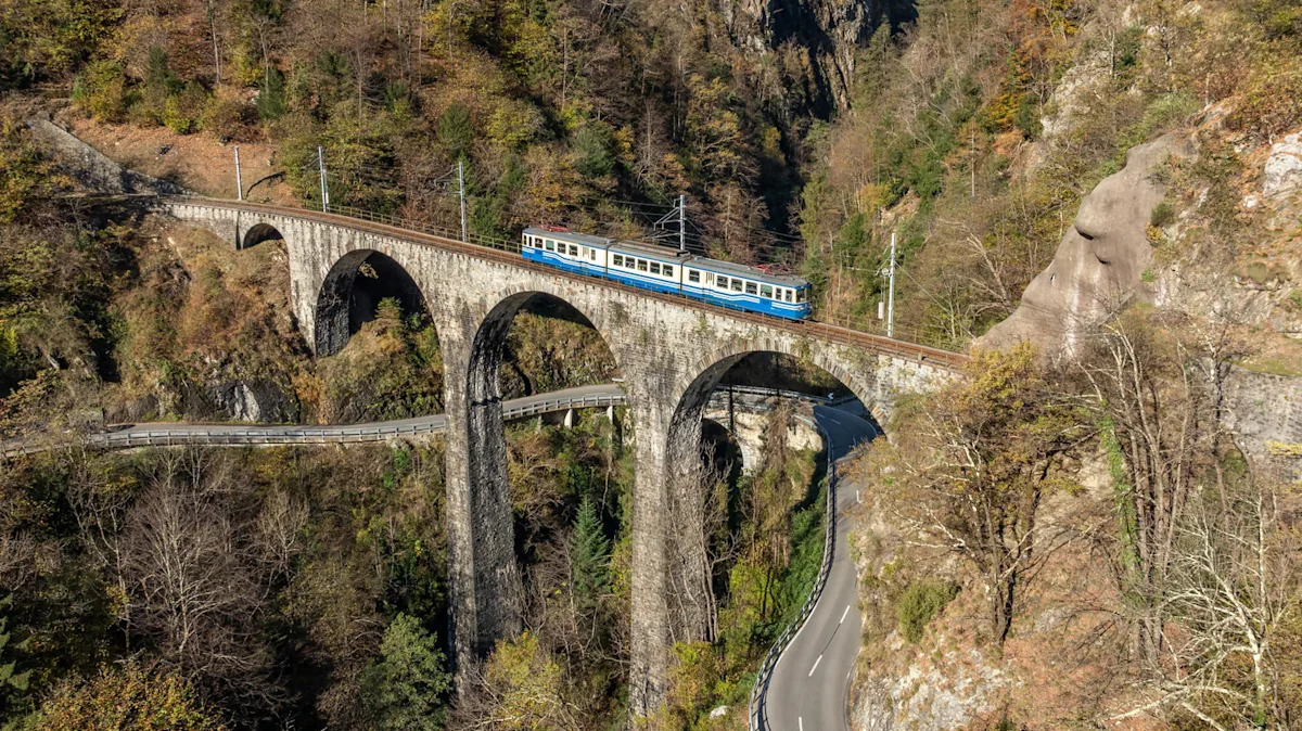 Este ‘tren del follaje’ que conecta Italia y Suiza es un viaje imprescindible en otoño