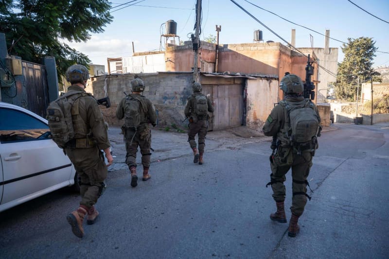 La policía arresta al sospechoso buscado en Nablus como parte de operaciones antiterroristas. en curso