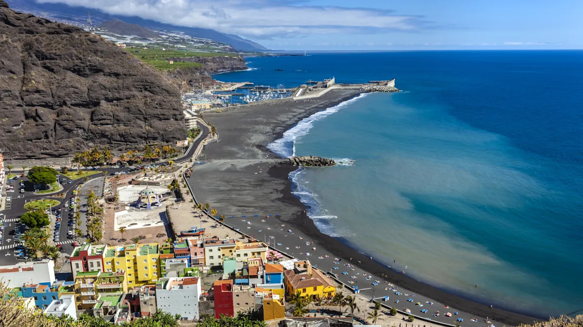 El asombroso destino insular de España está rodeado de playas volcánicas negras y mares prístinos